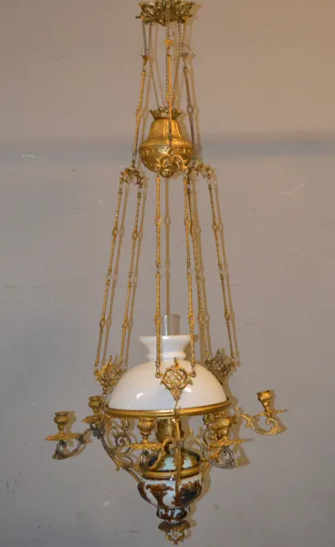 Takfotogenlampa. Majolika, 1800/1900-talet.