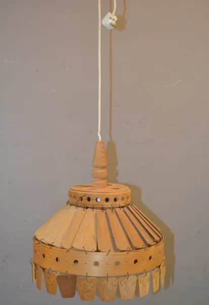 Taklampa. Trä, 1900-talet.