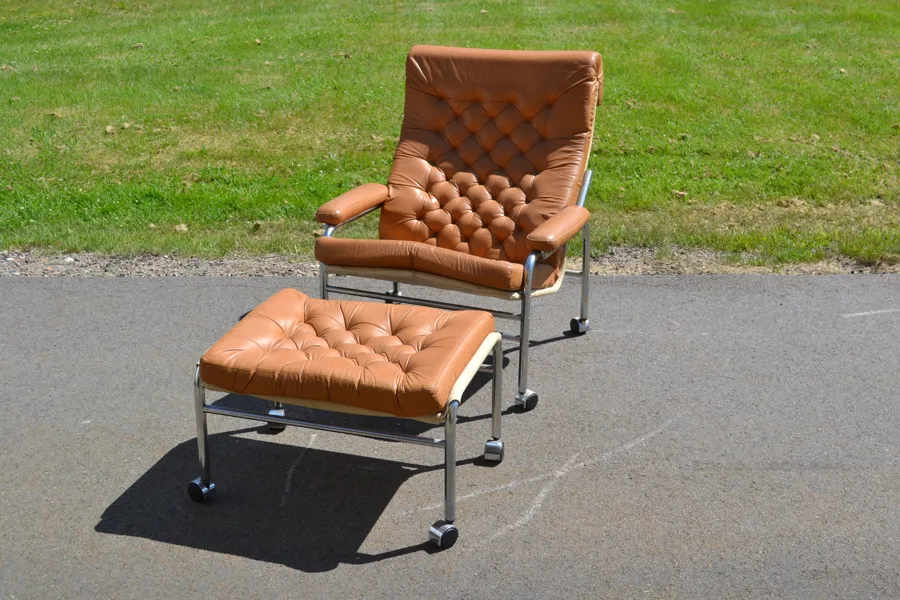 NOBORU NAKAMURA. Fåtölj med fotpall, skinn, "Bore", IKEA, 1970/80-talet.