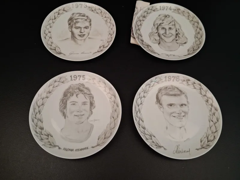 Samlartallrikar, Gunnar Larsson 1973, Björn Borg 1974, Ingmar Stenmark 1975, Anders Gärderud 1976. Elg porslin. Apia.