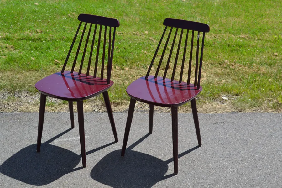 2 Pinnstolar. Bemålade lila, 1960/70-talet.