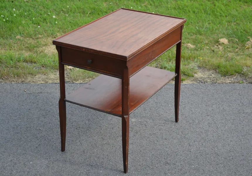 Nattduksbord/sidobord. Grand Valley Furnituren MFG. Co, Michigan, USA.