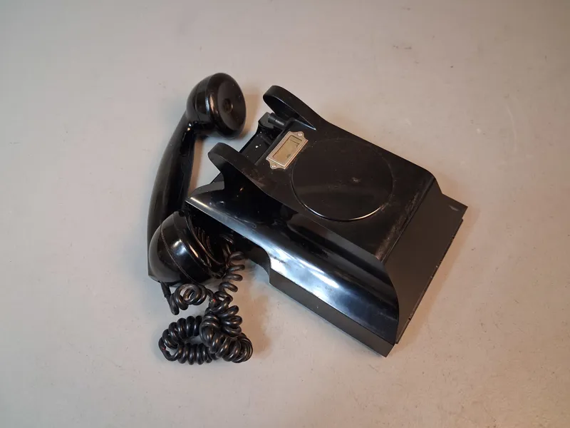 Äldre väggtelefon. Bakelit interntelefon. Televerk staden Nynäshamn.
