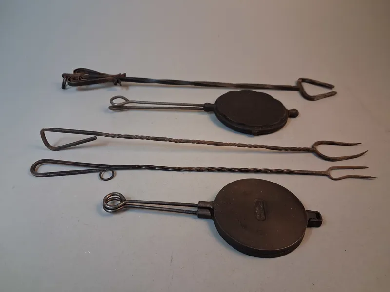Äldre våffeljärn, rånjärn m.m.