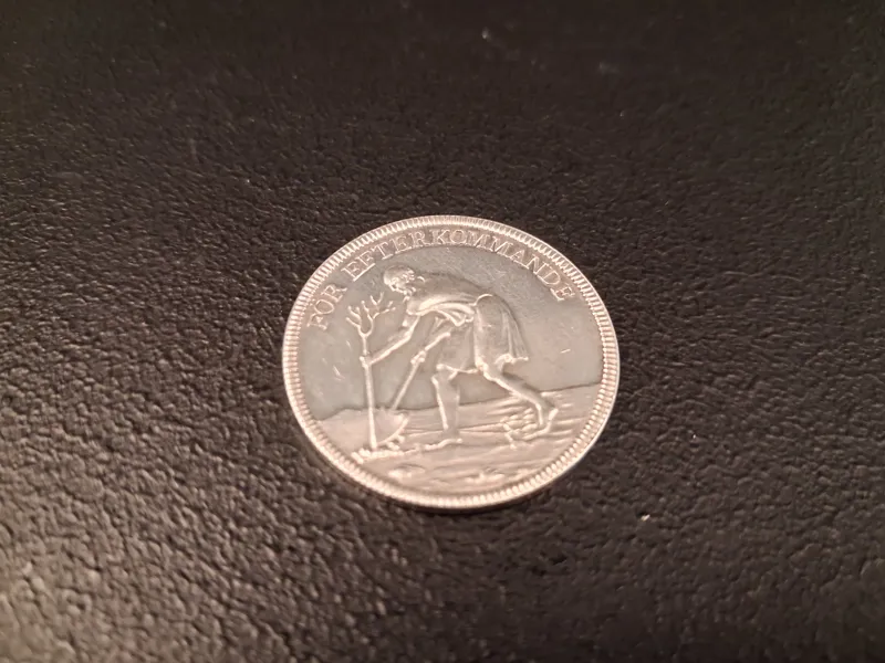 Silvermedalj, 12,64gram, från kungliga vetenskapsakademin. Märkt silver 1955 på kanten.