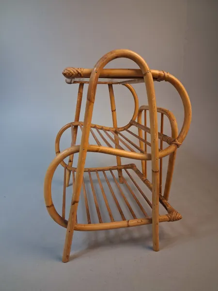 Sängbord med tidningshylla. Rotting & glas, 1900-talets mitt.
