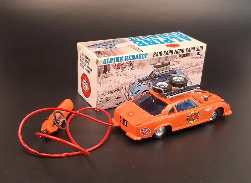 Alpine Renault. Orange nyans. Raid Capo Nord- Capo Sud.