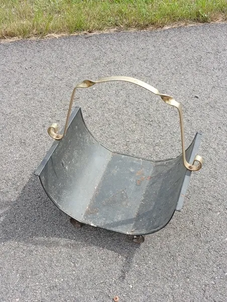 Ved korg.