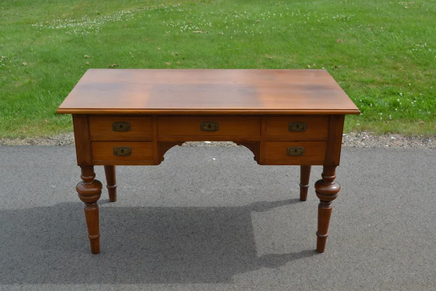 Skrivbord. Ek, Nyrenässans, 1800/1900-talet.