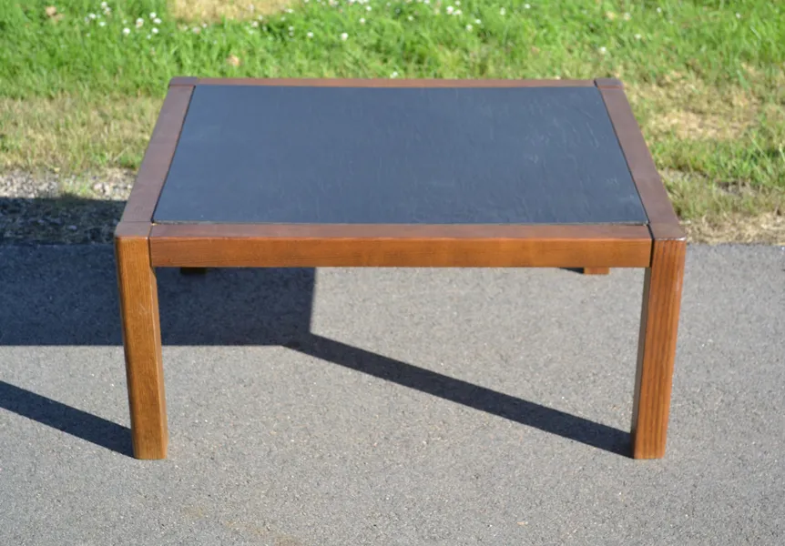 Soffbord. Ek med påklistrad skiva av något material.