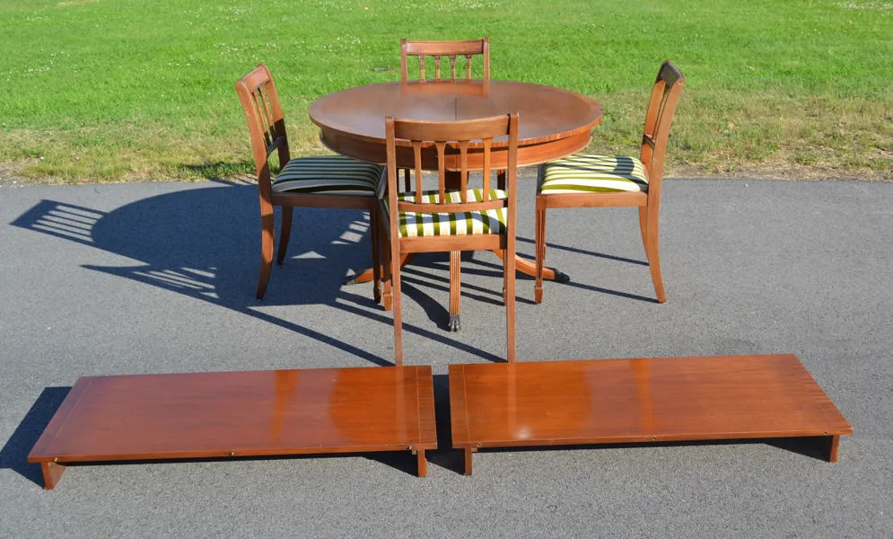 Engelsk matgrupp. JAYCEE FURNITURE, England, bord med 2 iläggsskivor & 4 stolar.