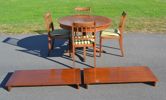 Engelsk matgrupp. JAYCEE FURNITURE, England, bord med 2 iläggsskivor & 4 stolar.