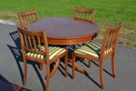 Engelsk matgrupp. JAYCEE FURNITURE, England, bord med 2 iläggsskivor & 4 stolar.