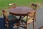 Engelsk matgrupp. JAYCEE FURNITURE, England, bord med 2 iläggsskivor & 4 stolar.