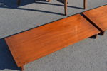 Engelsk matgrupp. JAYCEE FURNITURE, England, bord med 2 iläggsskivor & 4 stolar.