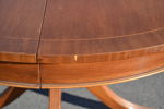 Engelsk matgrupp. JAYCEE FURNITURE, England, bord med 2 iläggsskivor & 4 stolar.