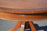 Engelsk matgrupp. JAYCEE FURNITURE, England, bord med 2 iläggsskivor & 4 stolar.