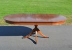 Engelsk matgrupp. JAYCEE FURNITURE, England, bord med 2 iläggsskivor & 4 stolar.