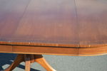 Engelsk matgrupp. JAYCEE FURNITURE, England, bord med 2 iläggsskivor & 4 stolar.