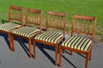 Engelsk matgrupp. JAYCEE FURNITURE, England, bord med 2 iläggsskivor & 4 stolar.