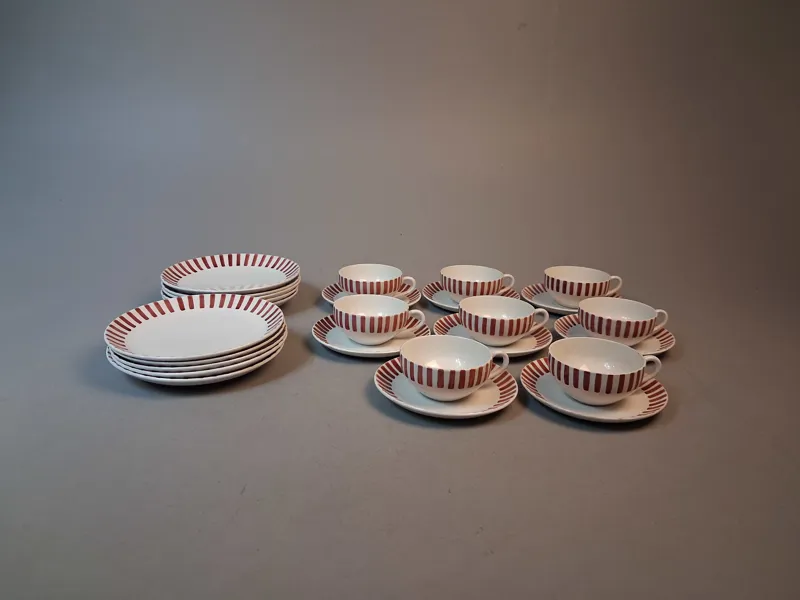 KARIN BJÖRQUIST. Teservis, "Tea Röd", Gustavsberg, 8 Koppar & fat, 10 Assietter.