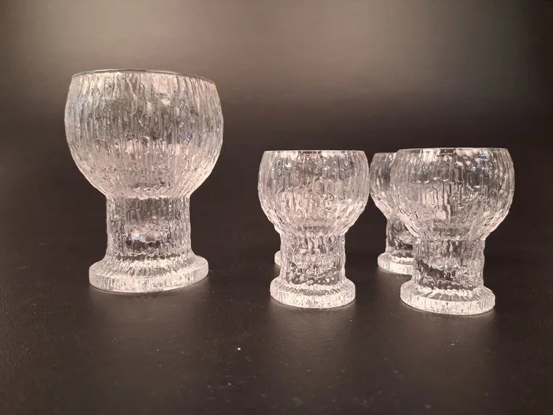 TIMO SARPANEVA. 4 Snapsglas & 1 Glas. "Kekkerit", Iittala.
