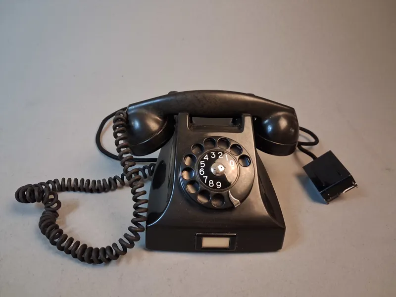 Äldre telefon. Bakelit. Ericsson LM DBH 15X85.