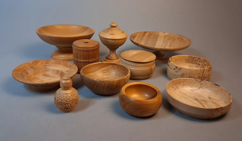Diverse träföremål.