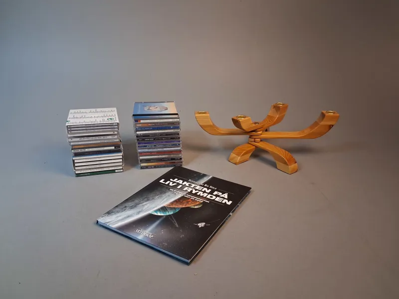 CD-Skivor, Ljusstake & bok. Jakten på liv i rymden.