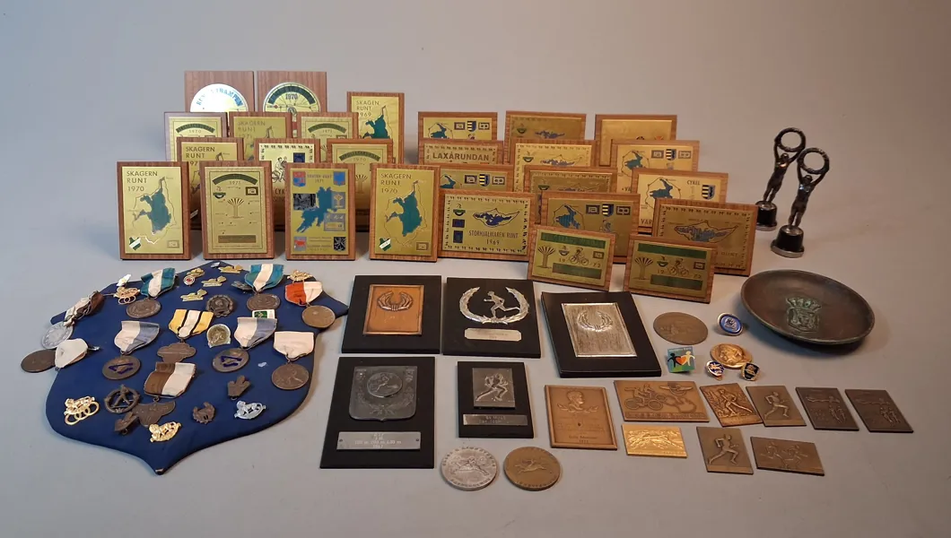 Diverse priser. Bl.a Plaketter m.m.