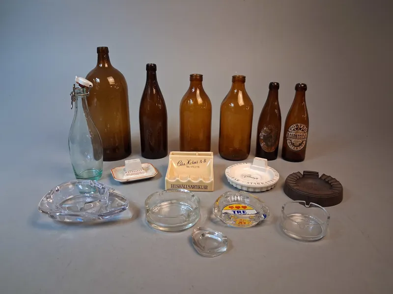 Diverse glasflaskor & askfat.
