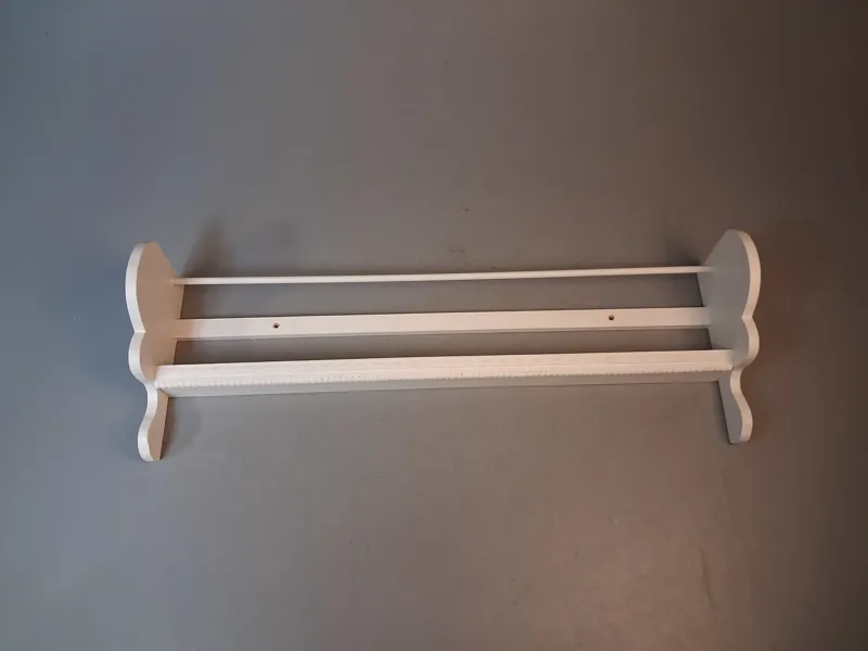 Tallrikshylla. Bemålad.