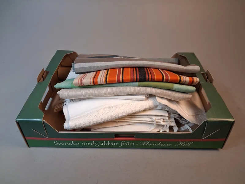 Diverse textil. Bl.a stora dukar, örngott, lakan.