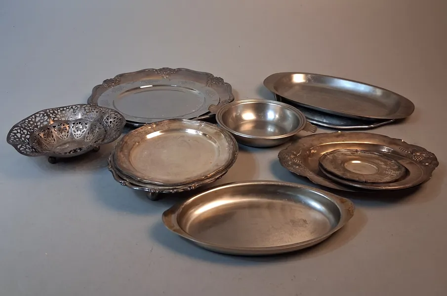Diverse brickor, rostfria, nysilver.