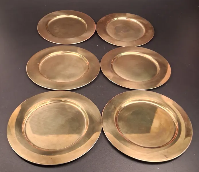 6 Tallrikar, mässing. Varav 4 är Stelton.