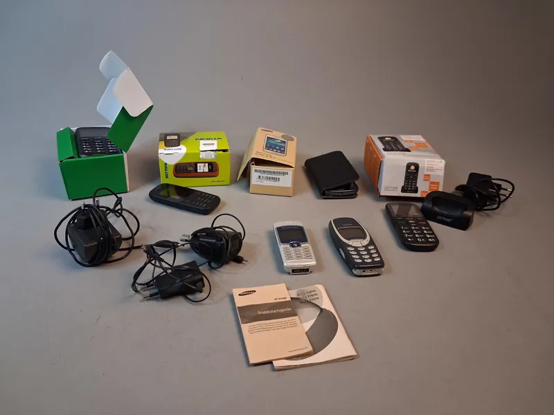 Diverse äldre mobiler. Bl.a Nokia, Samsung, Denver, Doro.