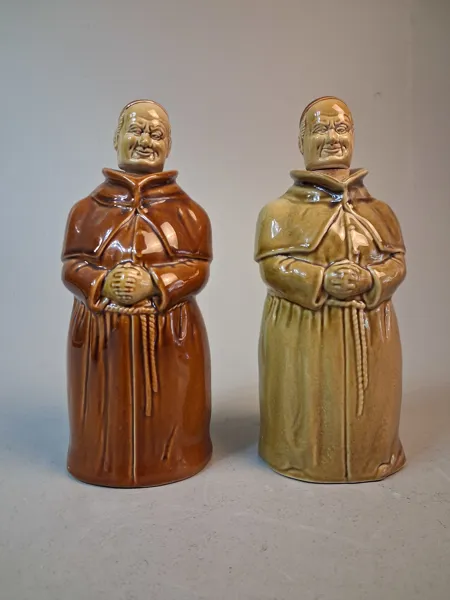 2 Whiskyflaskor i keramik. Abbot`s choice. Scotland.
