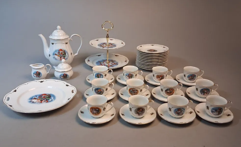 LARS CARLSSON. Kaffeservis, "Gammeldags Jul", 41 delar, Cristineholm/fyrklövern.