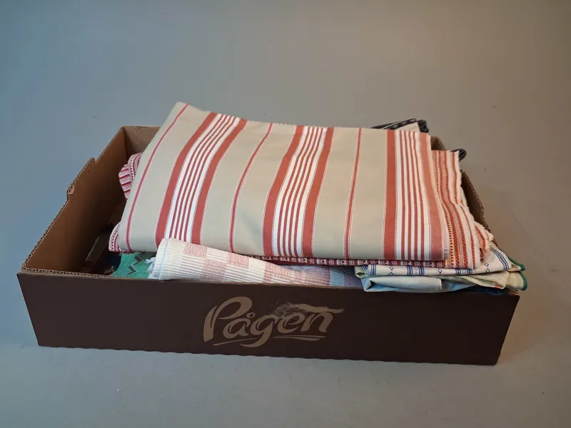 Diverse textil. Bl.a dukar, förkläde m.m.
