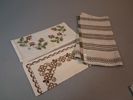 Diverse textil. Bl.a dukar, förkläde m.m.