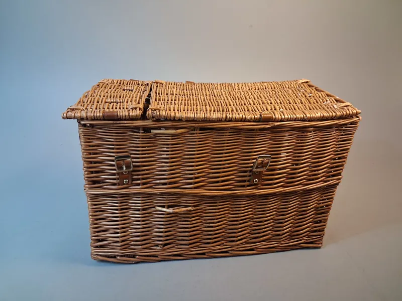 Picknickkorg med innehåll. Bestick, muggar & assietter.