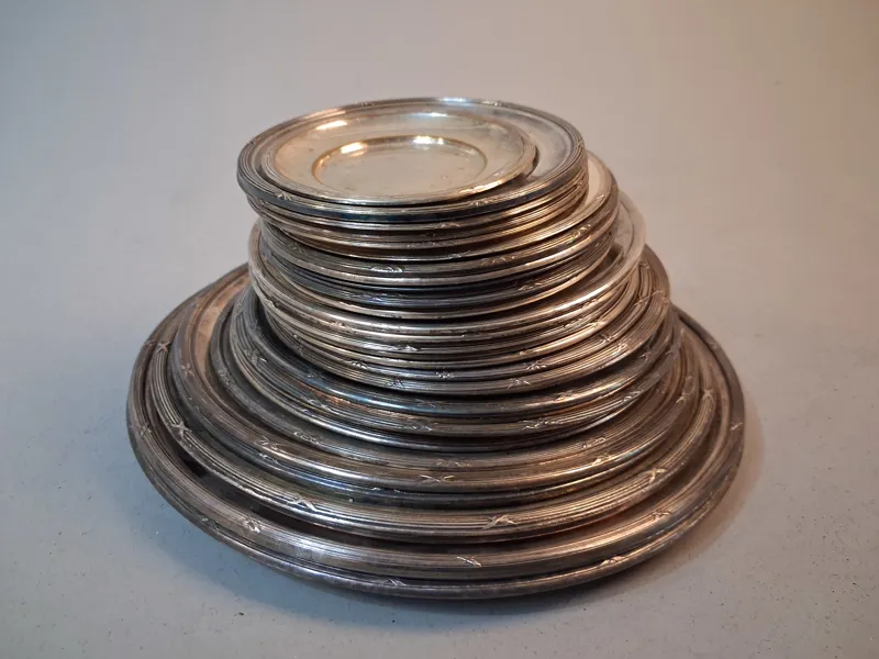 Flera fat. Nysilver.