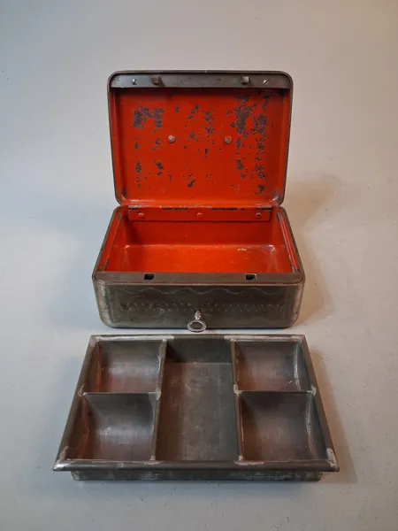 Äldre skrin, metall, nyckel.