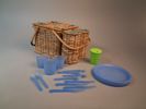 Picknickkorg, finns lite plast artiklar i korgen.