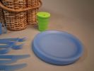 Picknickkorg, finns lite plast artiklar i korgen.