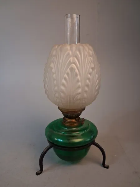 Fotogenlampa, mässing, smide & glas.