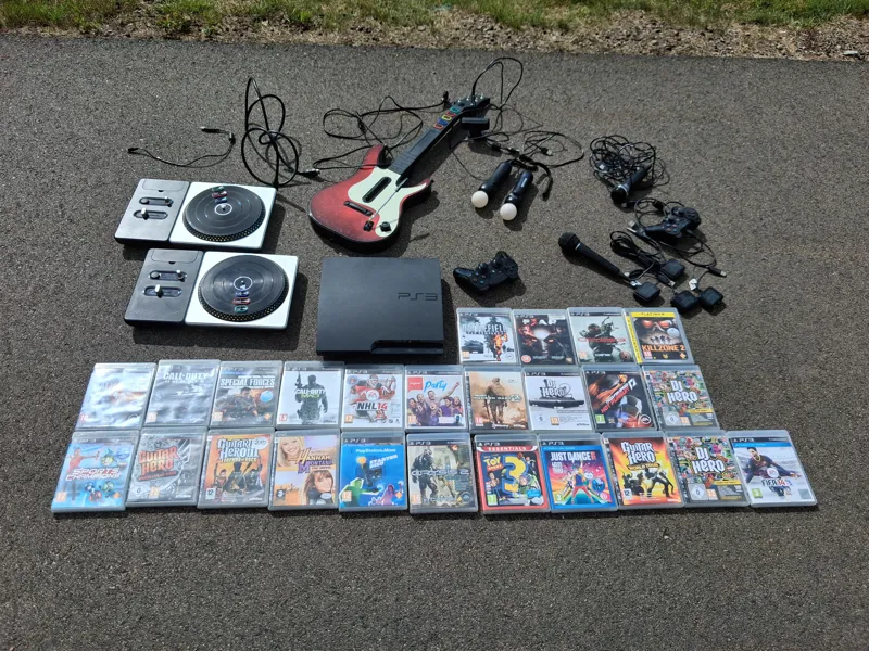 Playstation 3, DJ Hero-kontroller. Guitar Gero gitarr & mikrofon. Move motion controllers. PS3 spel m.m.