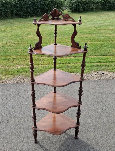 Etiennehylla / hörnetienne. Svarvade detaljer. 1900-tal.