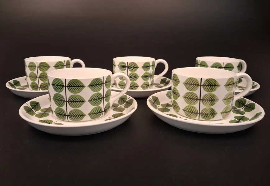 STIG LINDBERG. 5 Kaffekoppar md fat. "Berså", Gustavsberg.