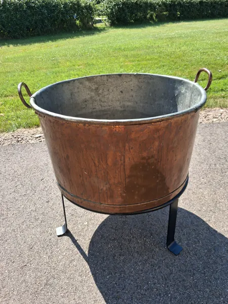 Koppar balja med metall ställning.